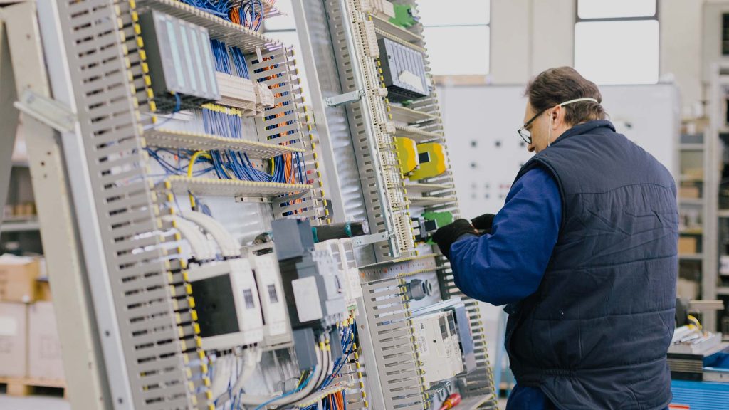 Un technicien travaillant sur un moulin Brambati