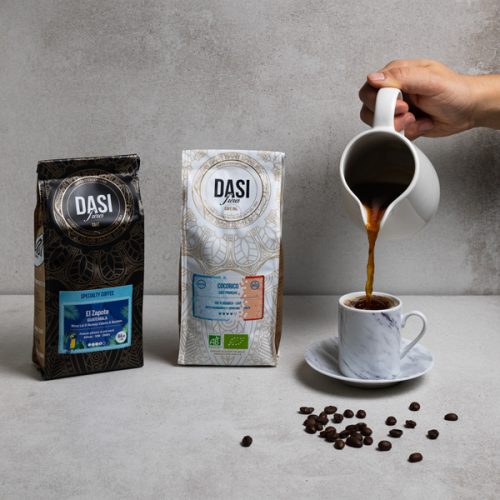 Personne en train de servir un café